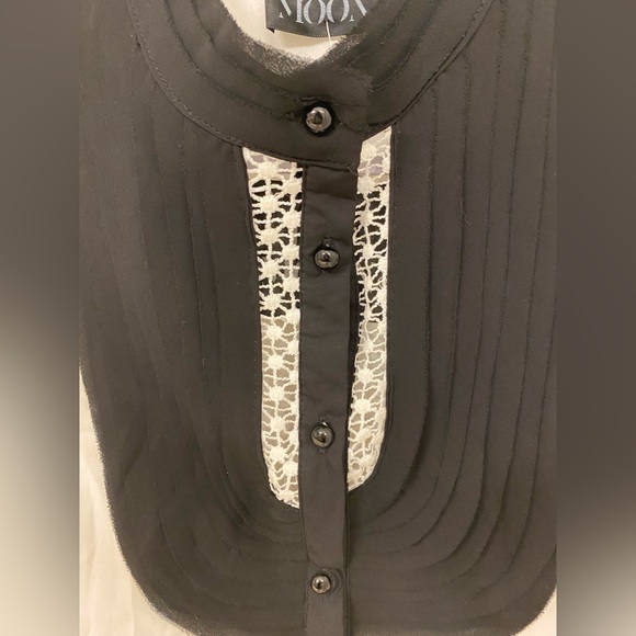 Elegant black and white blouse with embroidered front. New with ticket. - Picture 3 of 5